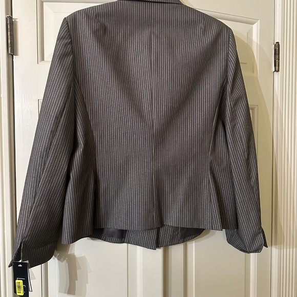 Le Suit Gray & Gold Shimmer Pinstripe Pantsuit, Size 16, with Tags - Picture 2 of 4